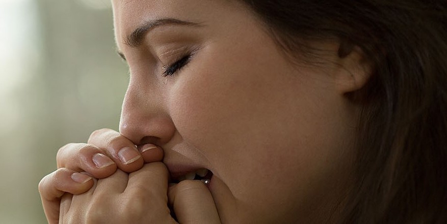 illusztráció a Háború Ukrajnában című cikkhez - a fotón egy szomrú nő látható